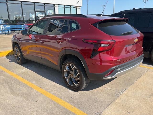 Used 2025 Chevrolet Trax LT FWD image 3