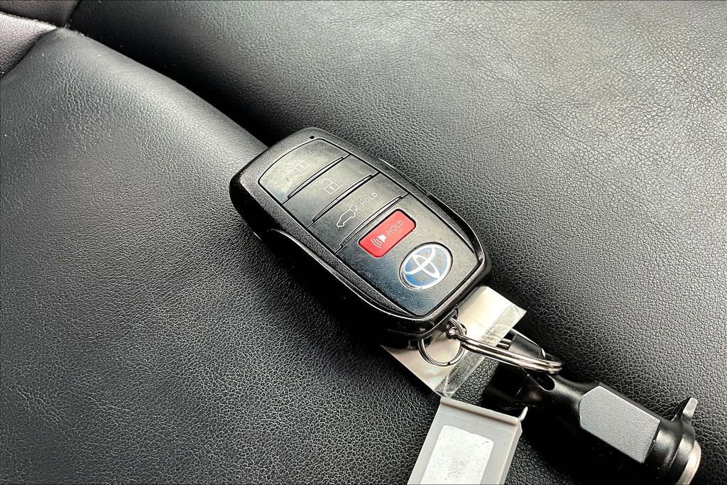 Used 2022 Toyota Venza XLE image 13