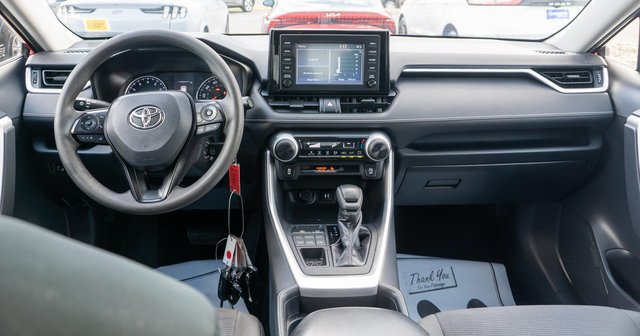 Used 2019 Toyota RAV4 LE AWD/4WD image 13