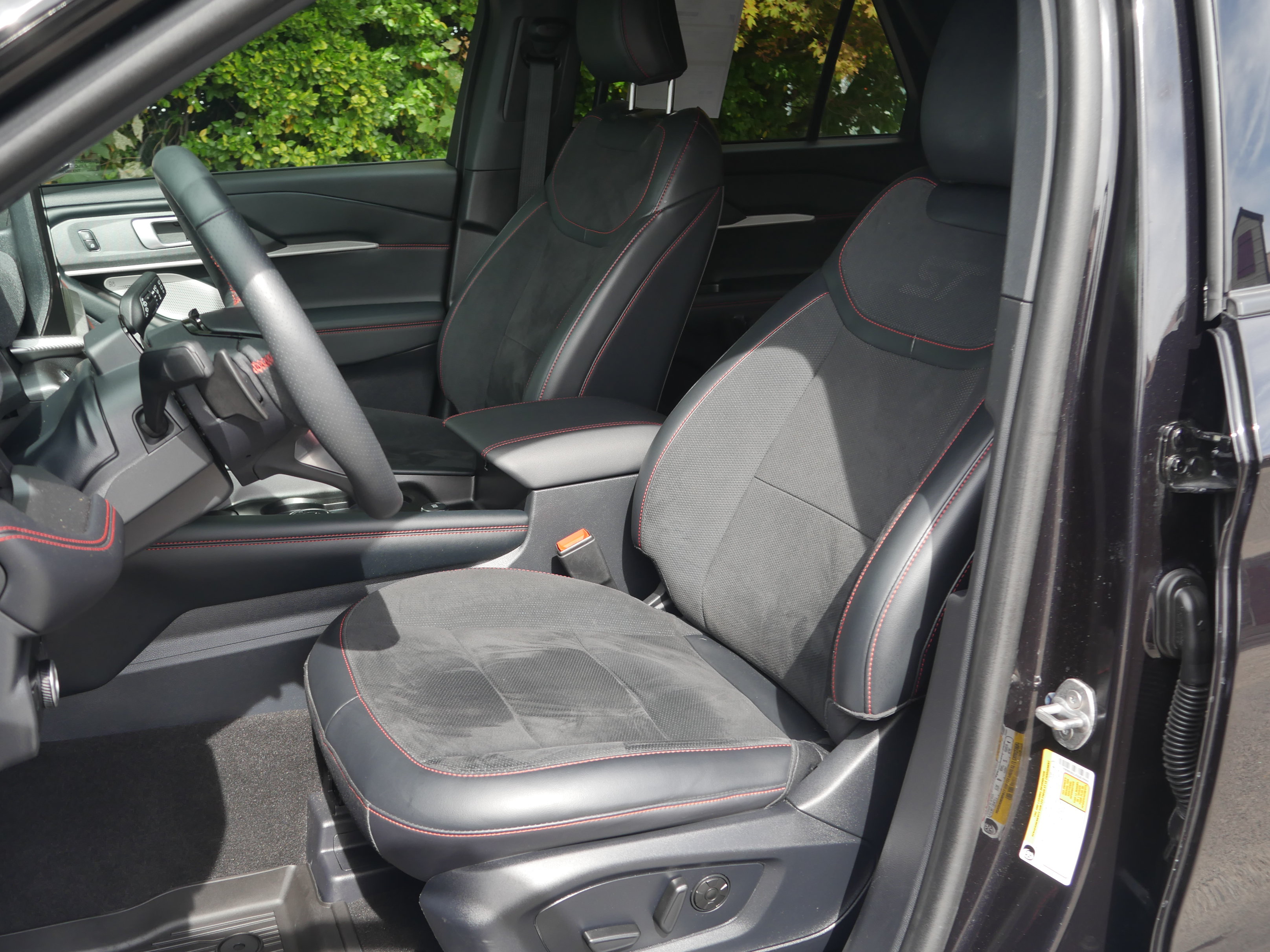 Certified 2025 Ford Explorer ST AWD/4WD image 33