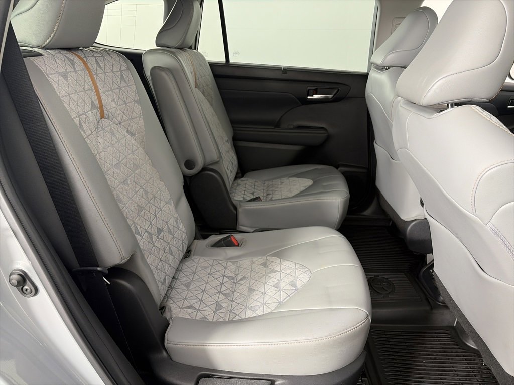 Used 2022 Toyota Highlander Bronze Edition image 29