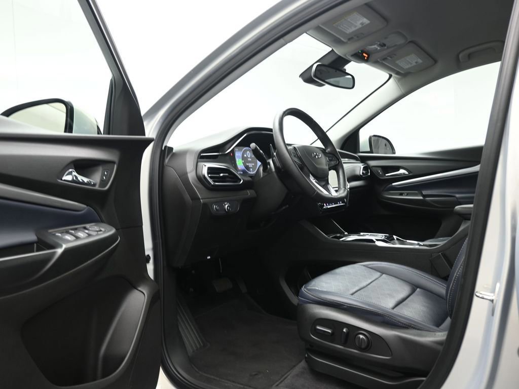 Used 2022 Chevrolet Bolt EUV LT w/ Convenience Package image 34