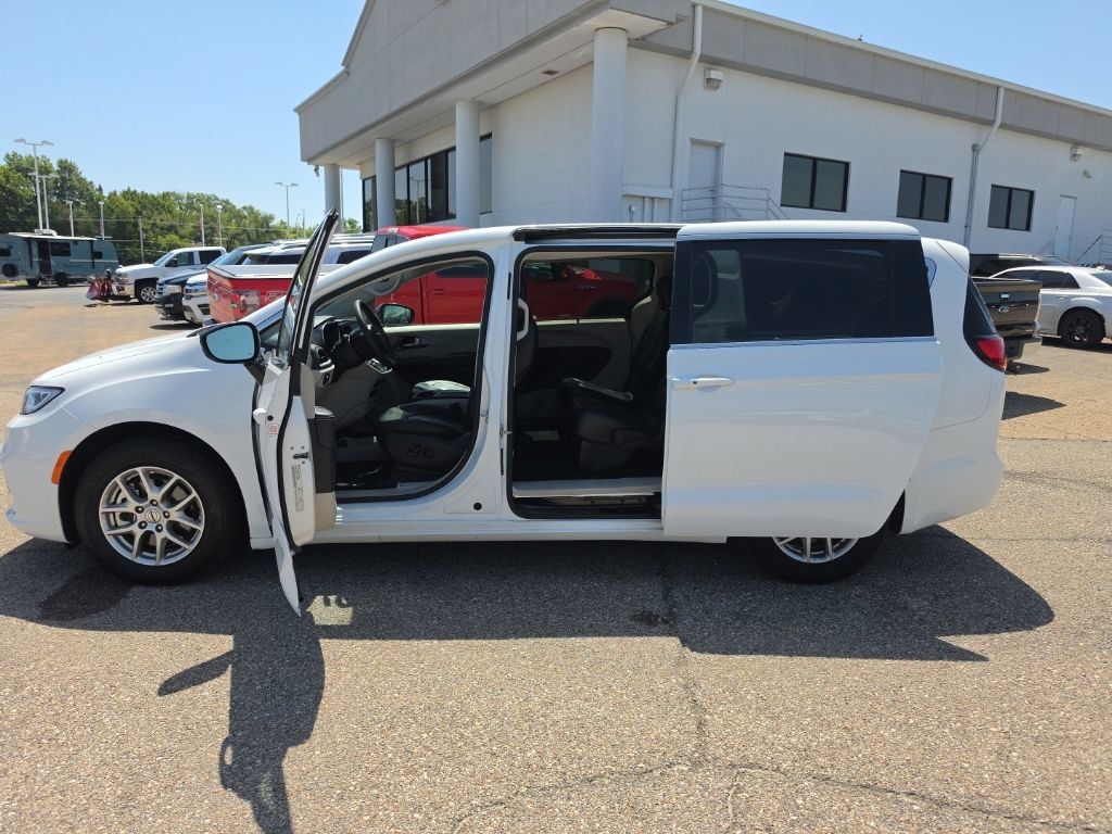 Used 2024 Chrysler Pacifica Touring-L FWD image 4
