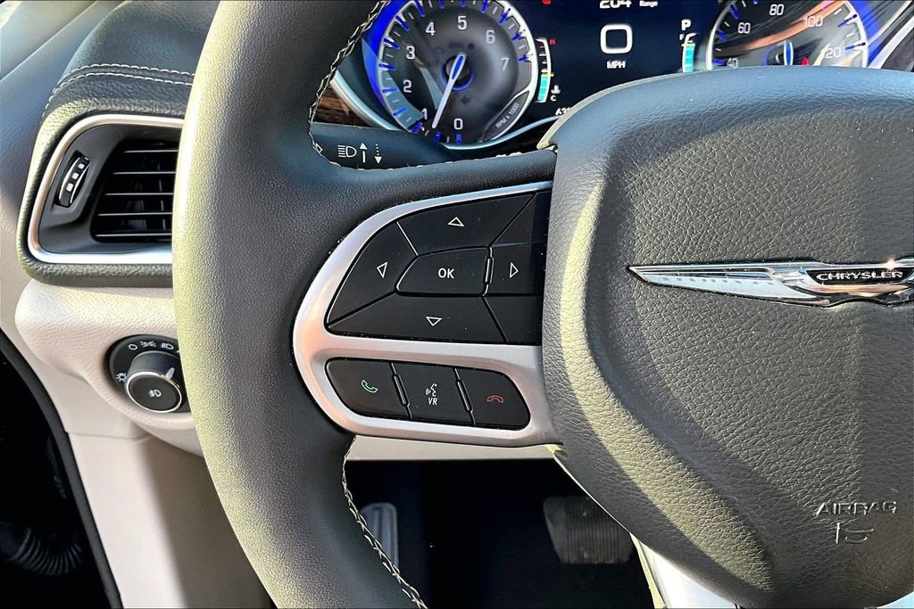 Used 2024 Chrysler Pacifica Limited FWD image 17