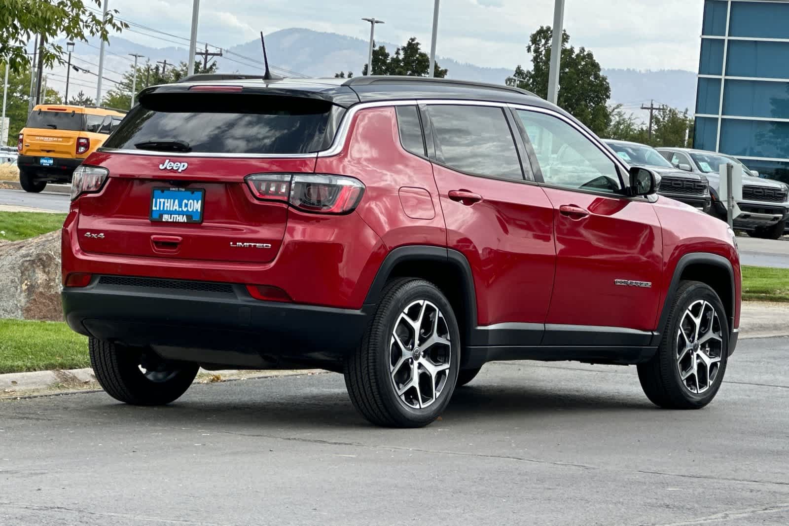 Used 2025 Jeep Compass Limited AWD/4WD image 2