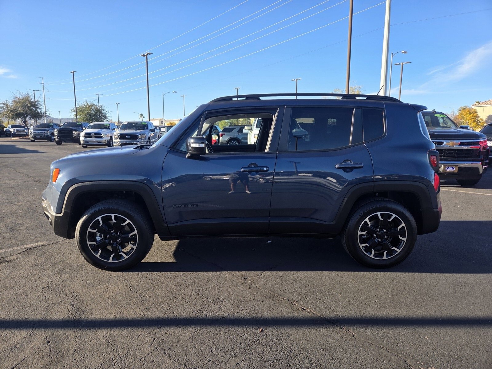 Used 2023 Jeep Renegade Latitude image 3