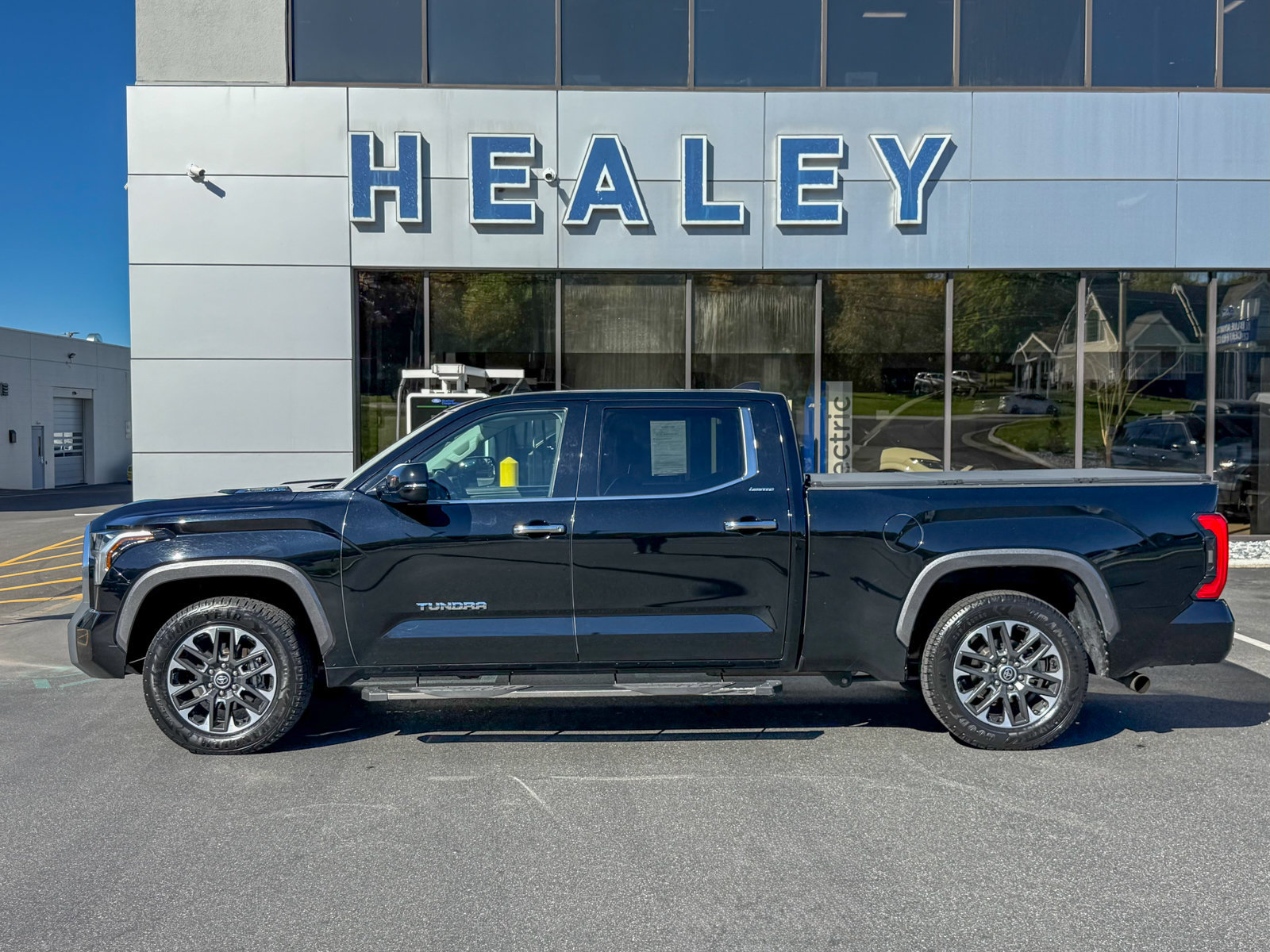 Used 2023 Toyota Tundra Limited w/ Power Package AWD/4WD image 9