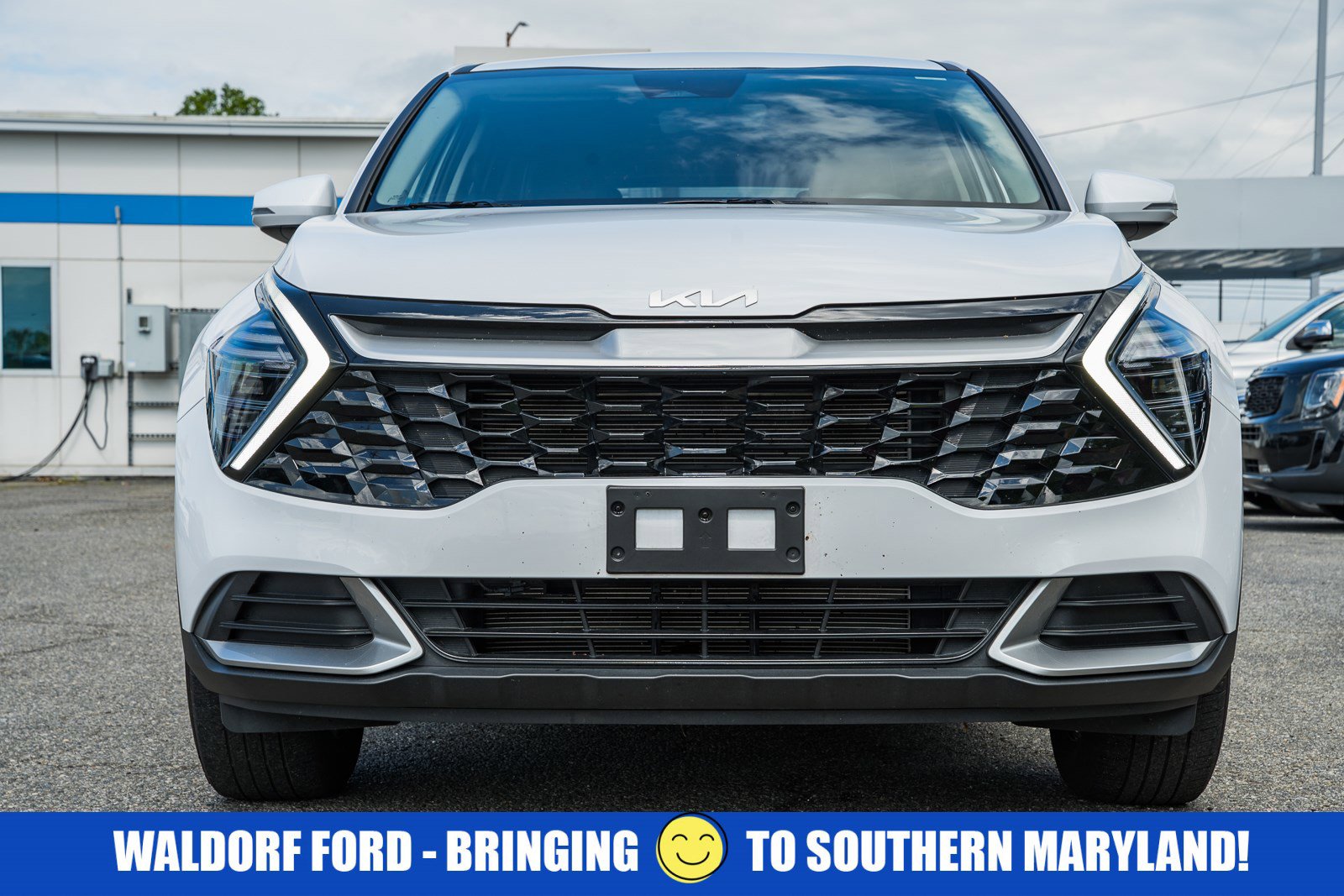 Used 2025 Kia Sportage EX FWD image 2