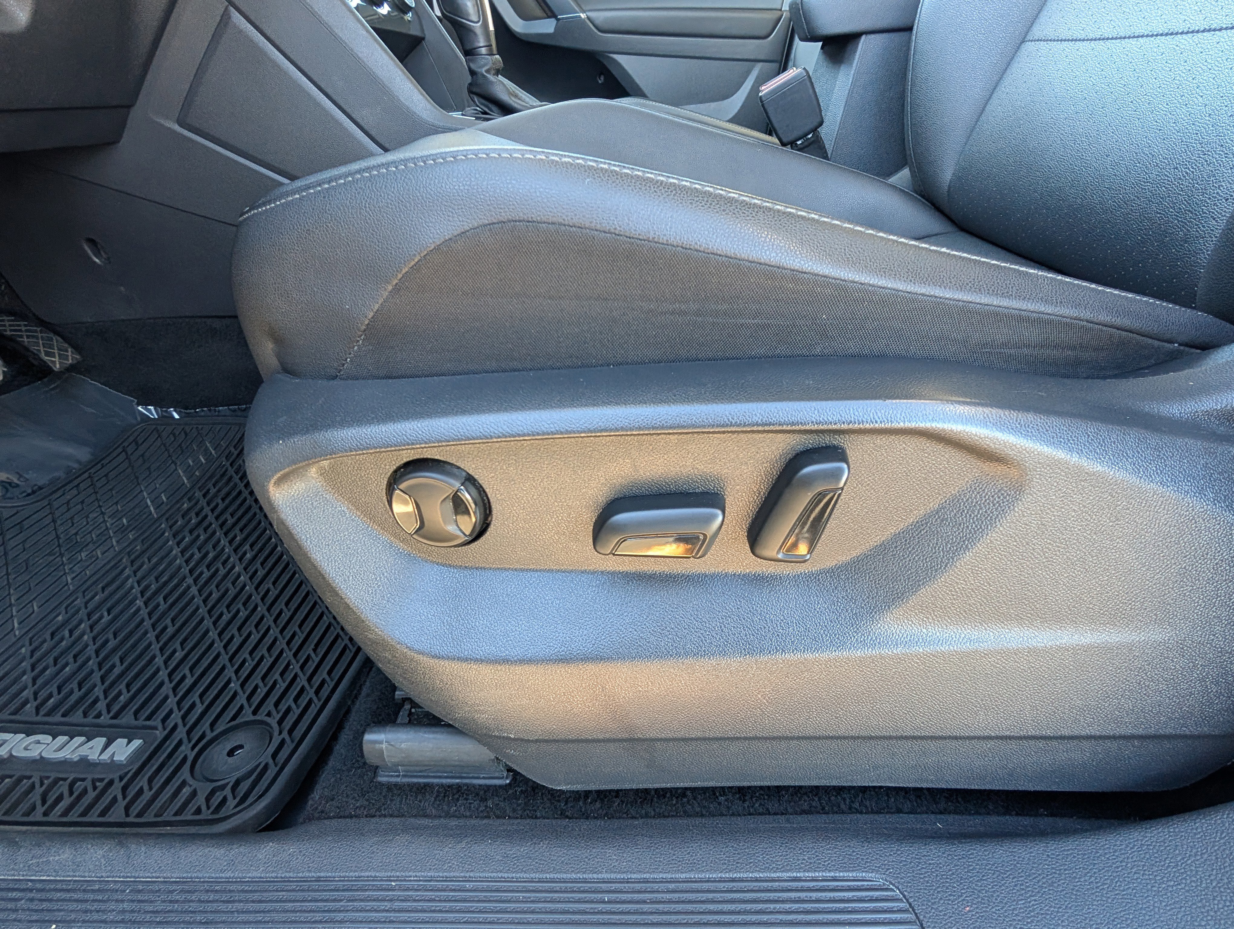 Used 2020 Volkswagen Tiguan SE image 20