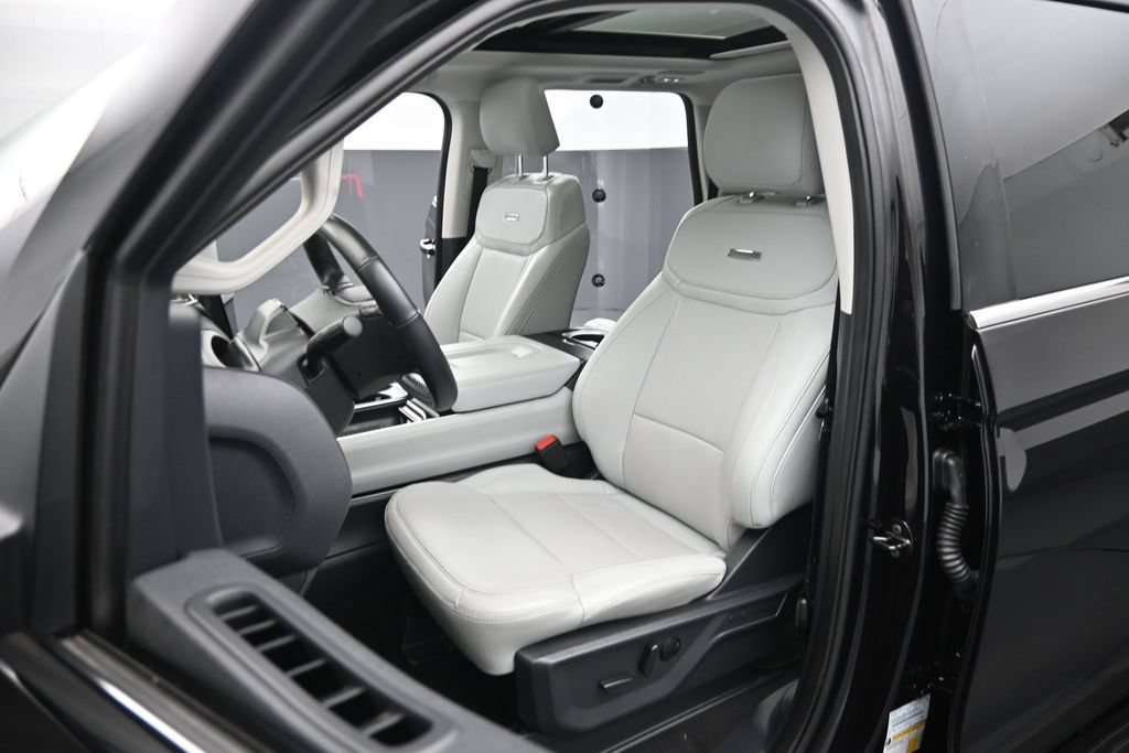 Certified 2025 Ford Expedition Max Platinum w/ Driver's Package AWD/4WD image 9