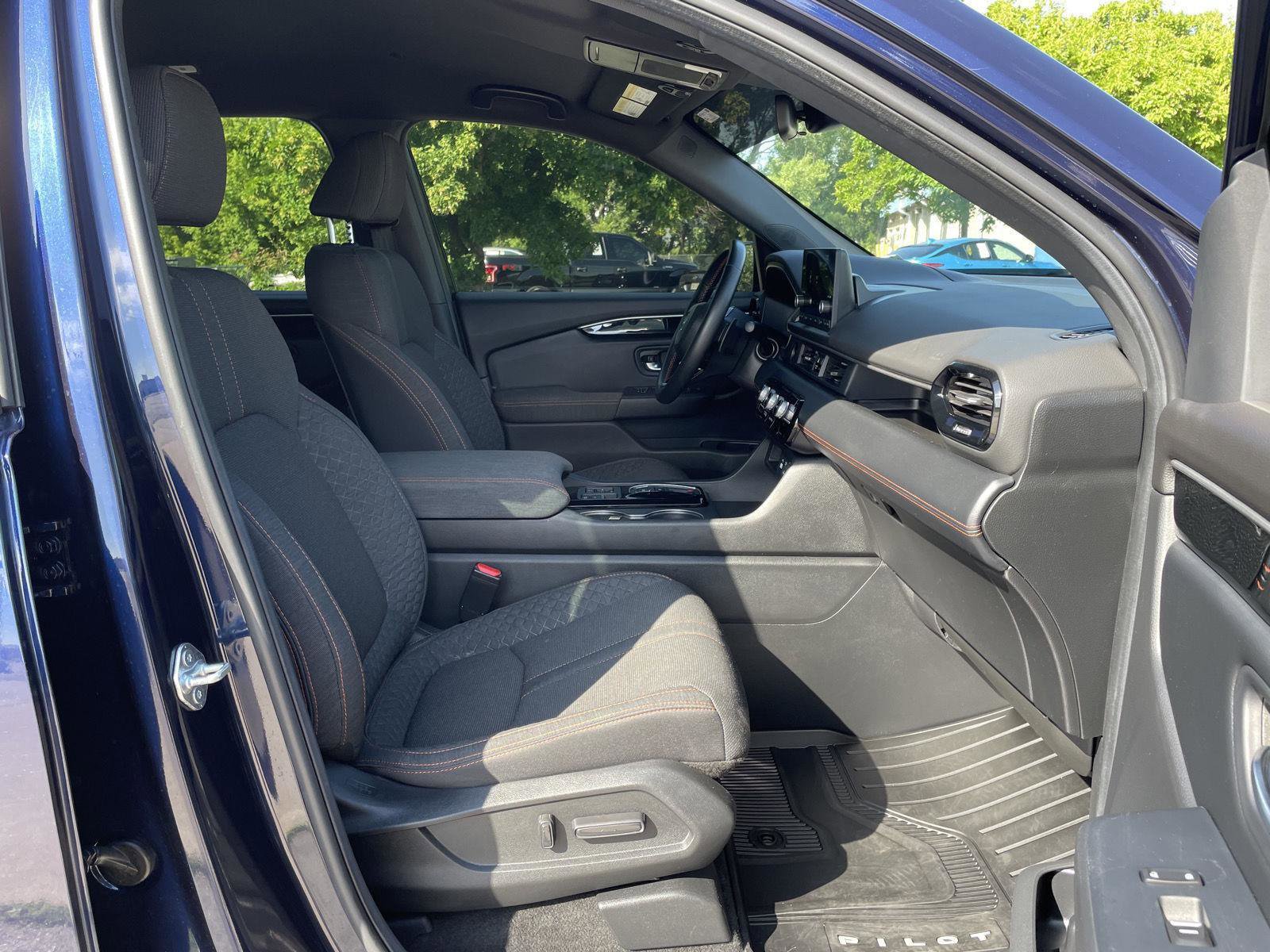 Used 2025 Honda Pilot Sport image 19