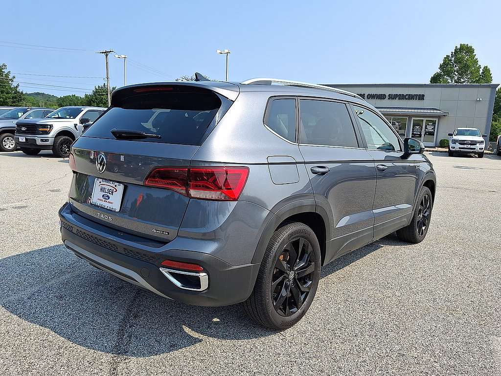 Used 2023 Volkswagen Taos SE w/ Panoramic Sunroof Package AWD/4WD image 17