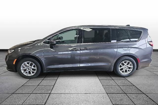 Used 2023 Chrysler Pacifica Touring-L FWD image 8