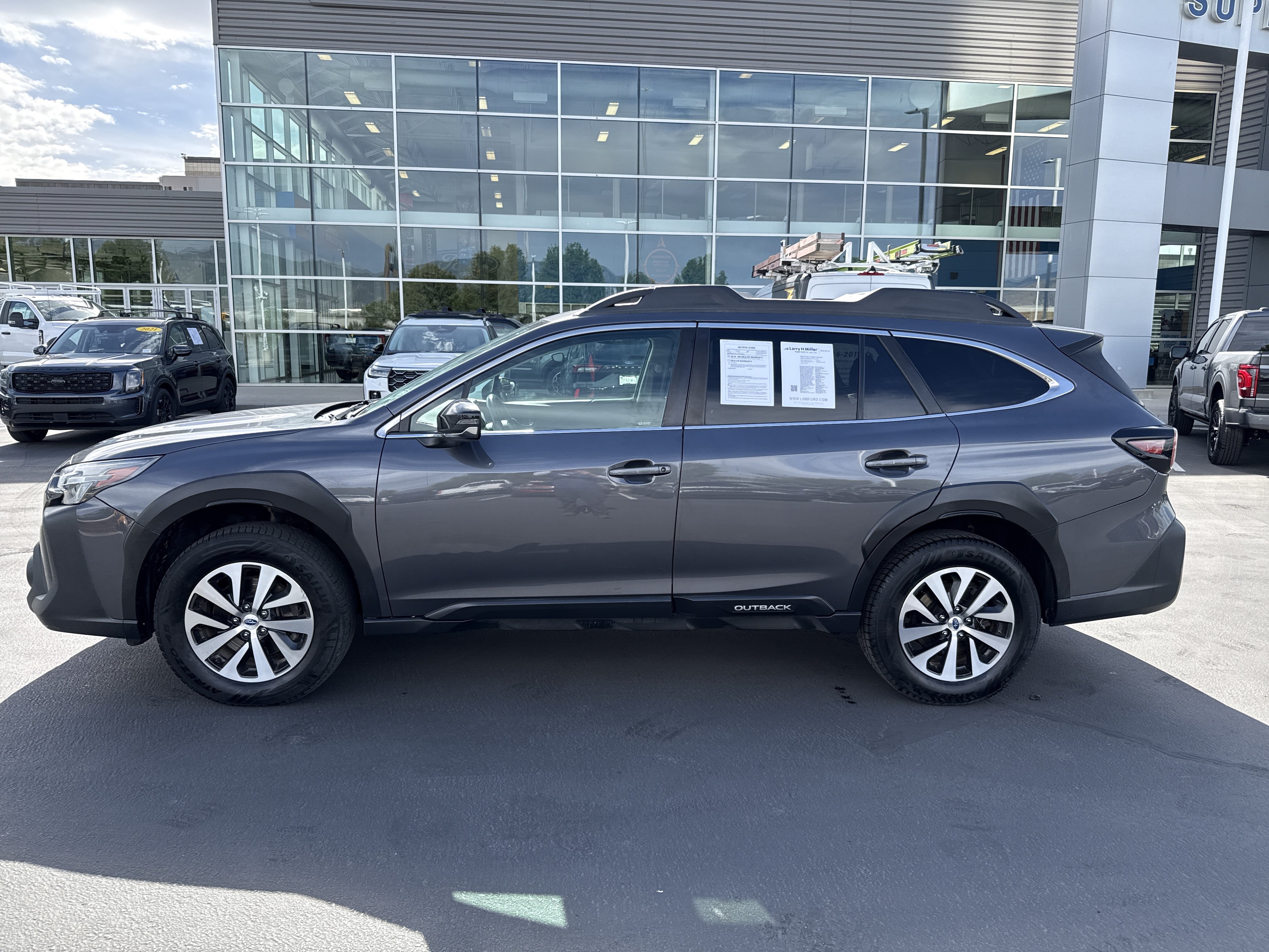 Used 2023 Subaru Outback Premium AWD/4WD image 2