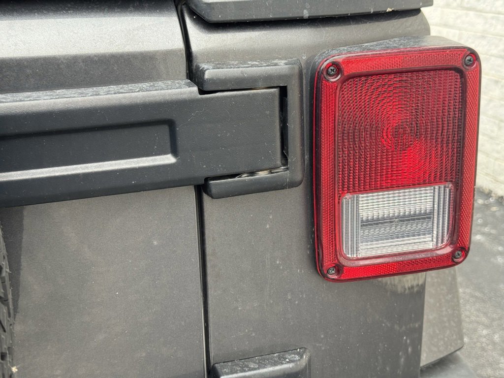 Used 2017 Jeep Wrangler Unlimited Sahara w/ Connectivity Group image 13