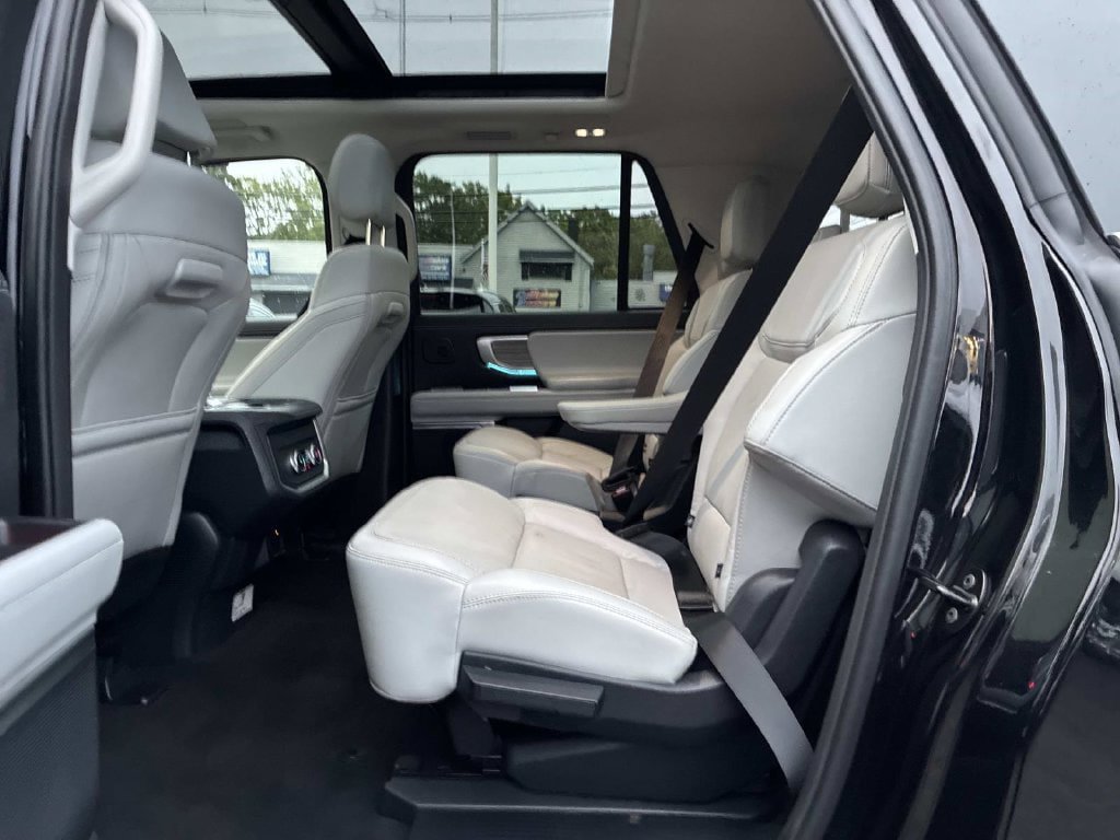 Certified 2025 Ford Expedition Max Platinum w/ Driver's Package AWD/4WD image 17