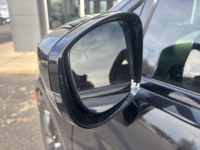 Used 2023 Chrysler Pacifica Limited w/ Uconnect Theater Family Group image 11