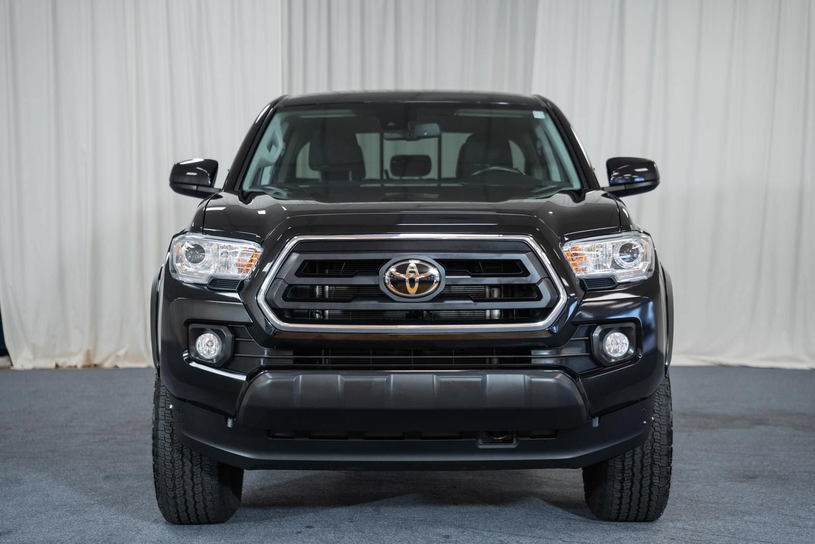 Used 2022 Toyota Tacoma SR5 AWD/4WD image 2