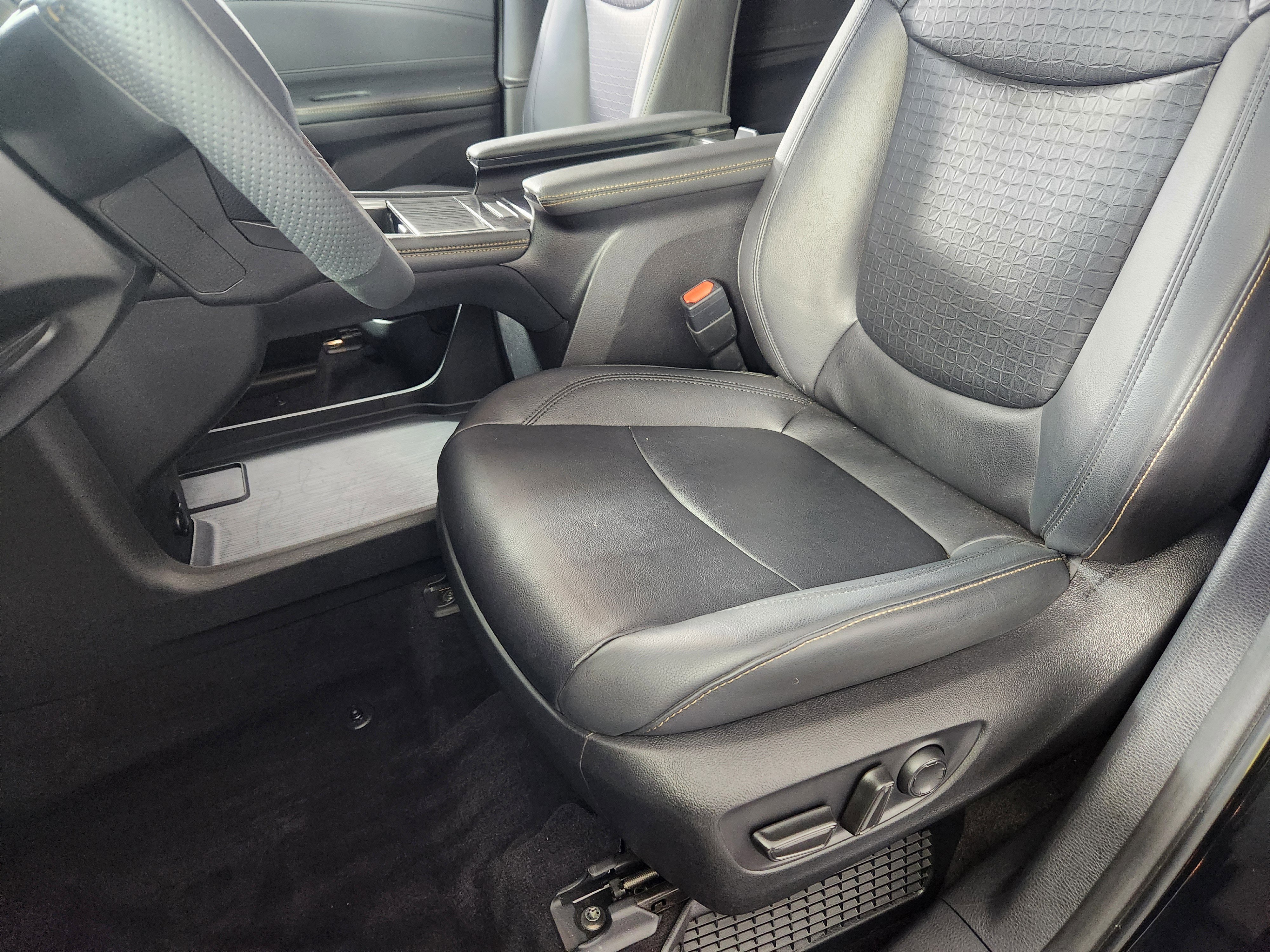 Used 2025 Toyota Sienna XLE Woodland Edition image 12