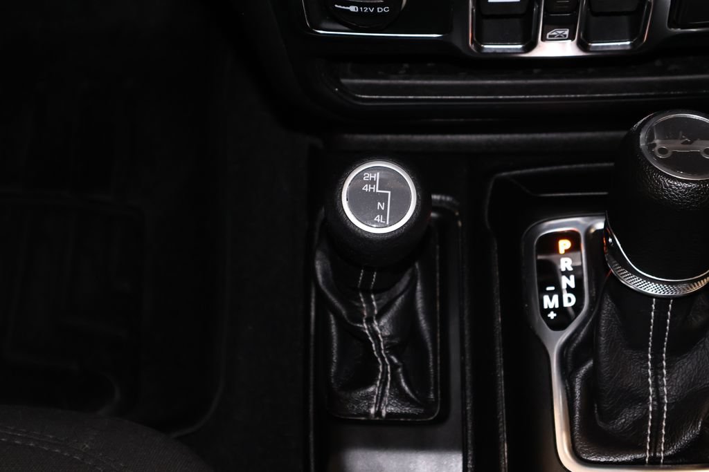 Used 2019 Jeep Wrangler Unlimited Sahara w/ Uconnect 4C Nav & Sound Group AWD/4WD image 27