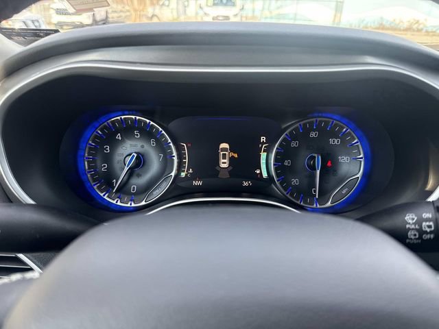 Used 2024 Chrysler Pacifica Touring-L image 32