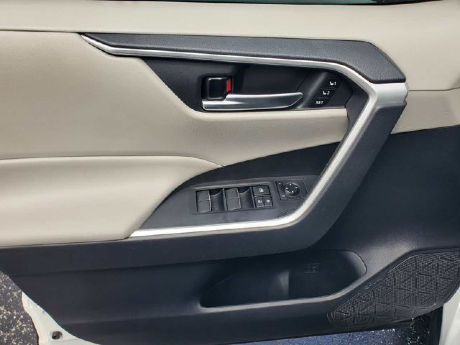 Used 2021 Toyota RAV4 XLE Premium image 15