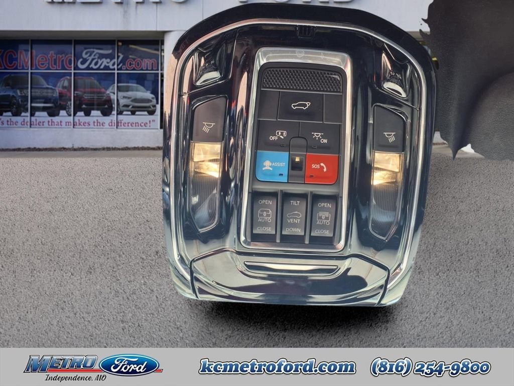 Used 2023 Jeep Grand Wagoneer L Series III w/ Rear Seat Video Group 1 AWD/4WD image 19