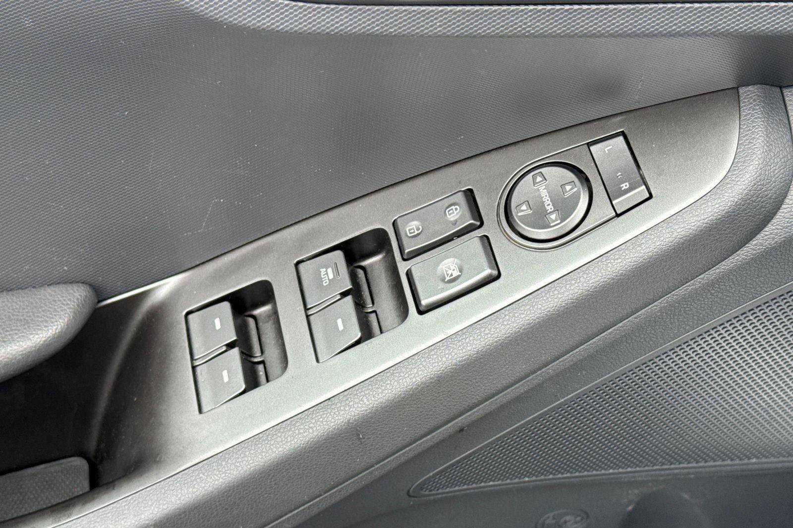 Used 2020 Hyundai Ioniq SE image 17