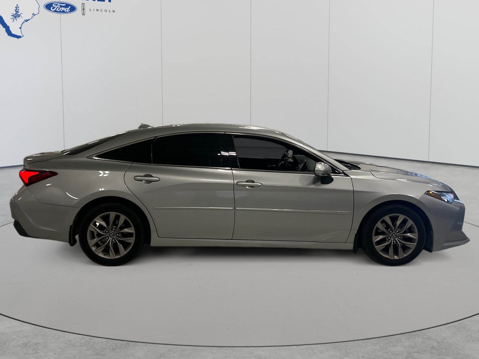 Used 2019 Toyota Avalon XLE FWD image 3
