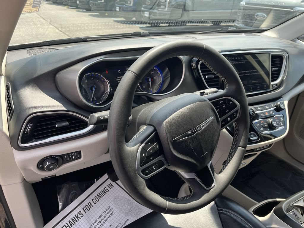 Used 2023 Chrysler Pacifica Touring-L FWD image 7