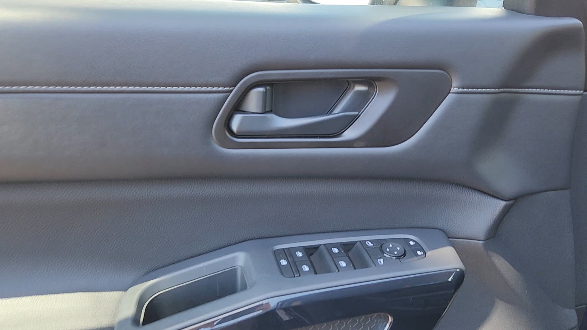 Used 2025 Nissan Pathfinder SV AWD/4WD image 7