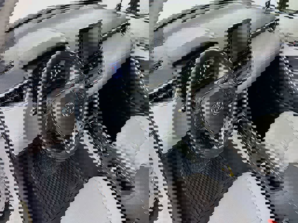 Used 2022 Toyota Corolla Cross LE image 9