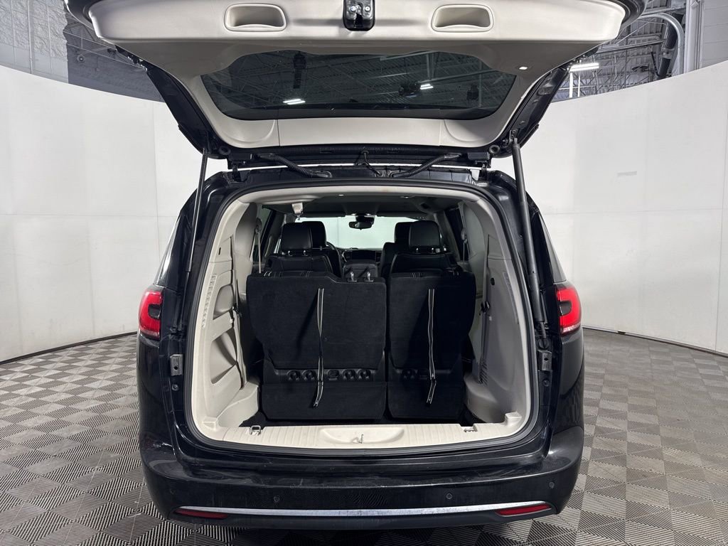 Used 2024 Chrysler Pacifica Touring-L image 11