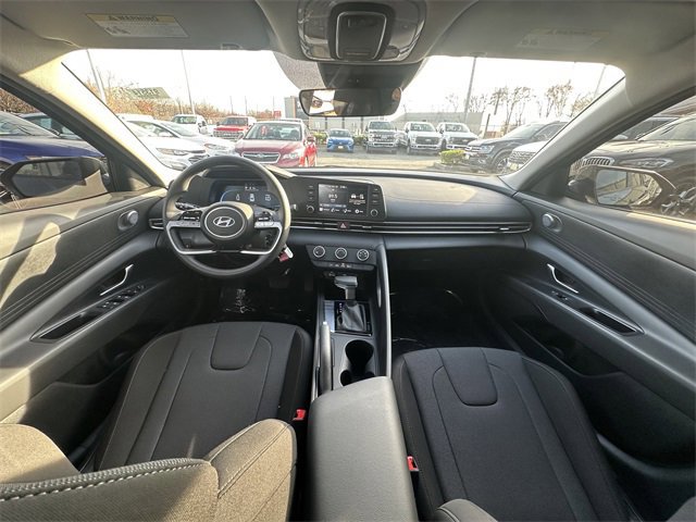 Used 2025 Hyundai Elantra SE image 10