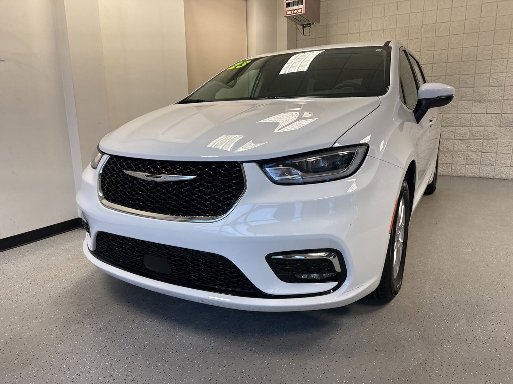 Used 2023 Chrysler Pacifica Touring-L image 40