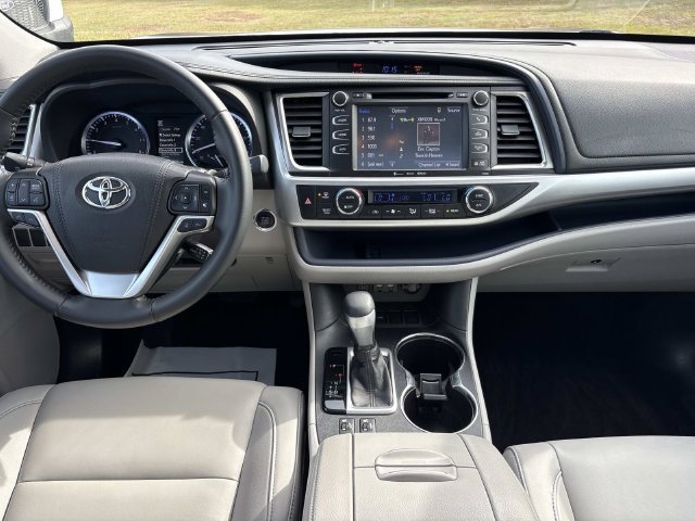 Used 2019 Toyota Highlander XLE FWD image 17