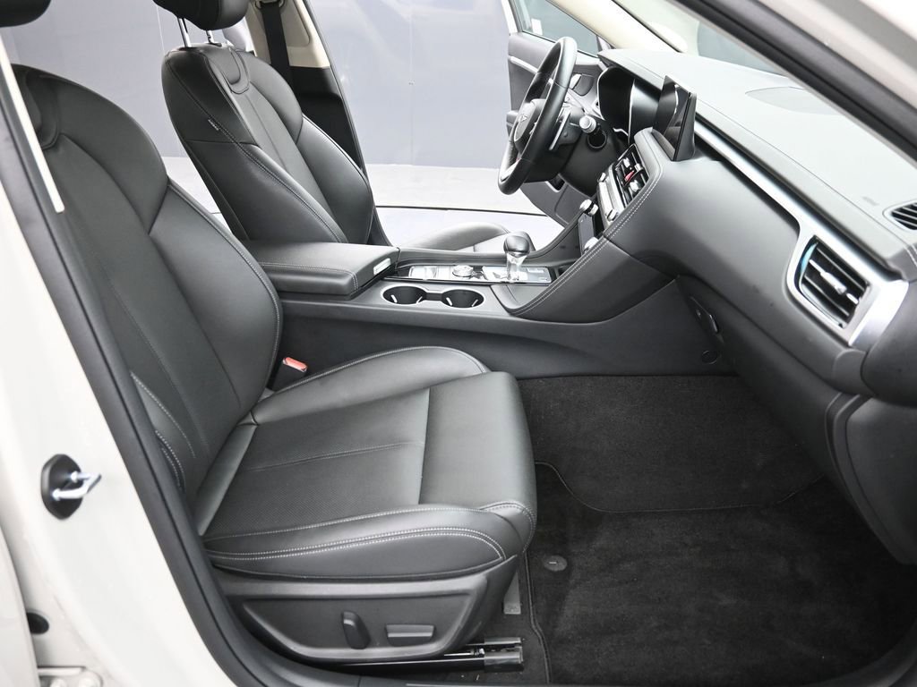 Used 2025 Genesis G70 2.5T image 16