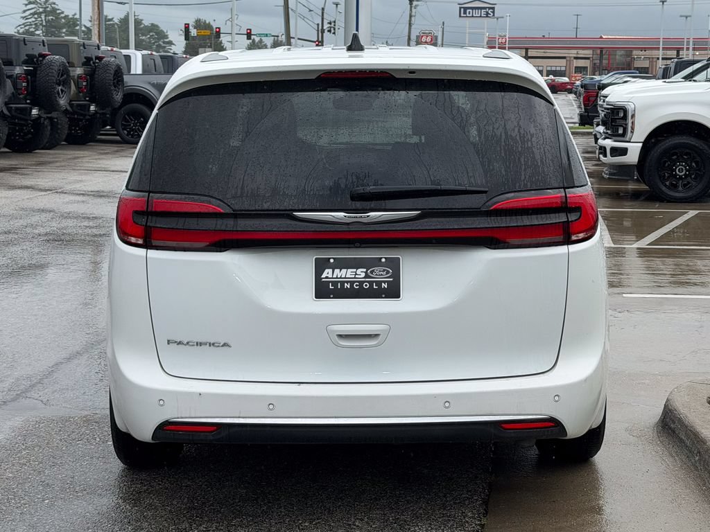 Used 2024 Chrysler Pacifica Touring-L FWD image 5