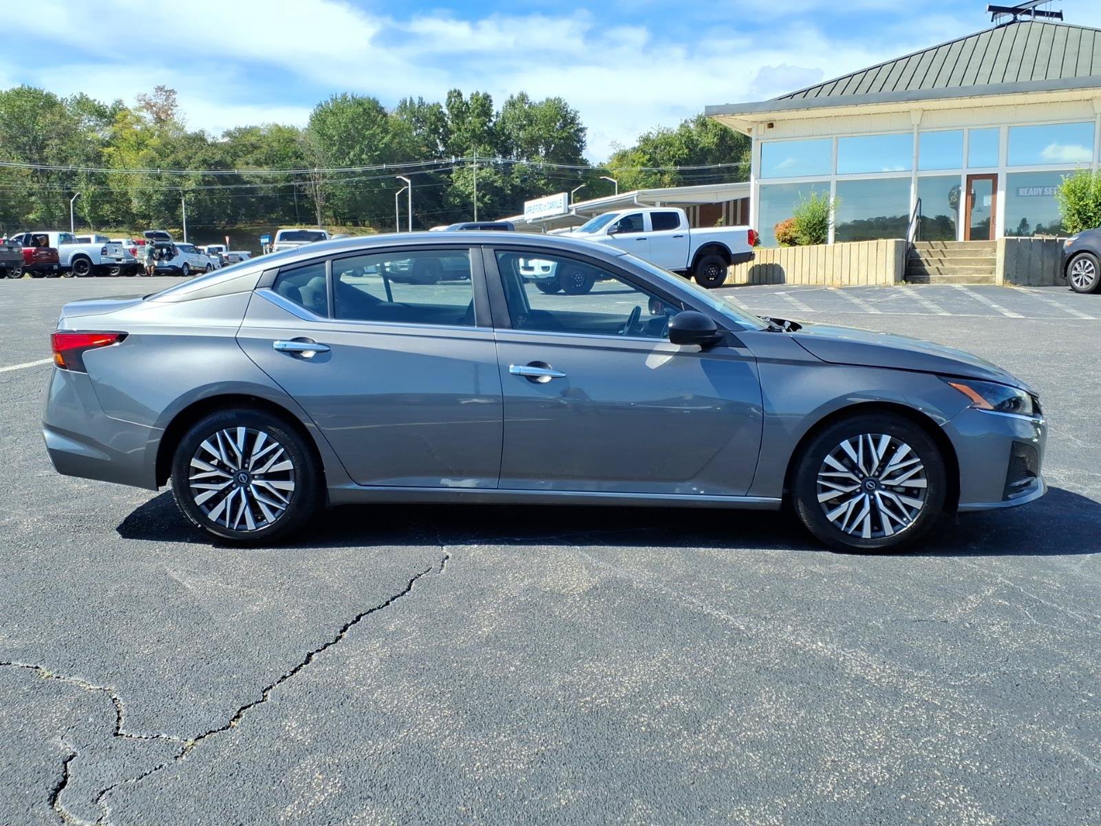 Used 2025 Nissan Altima 2.5 SV FWD image 8