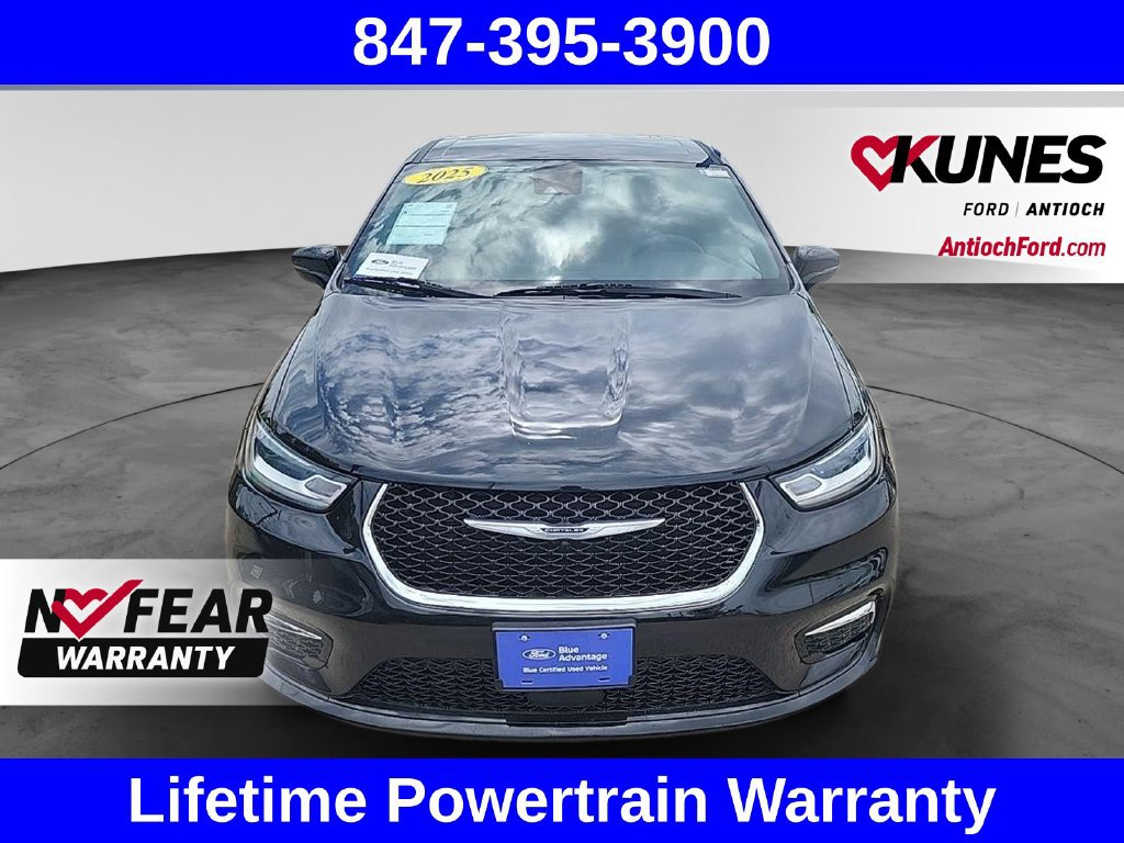 Used 2025 Chrysler Pacifica Select FWD image 2