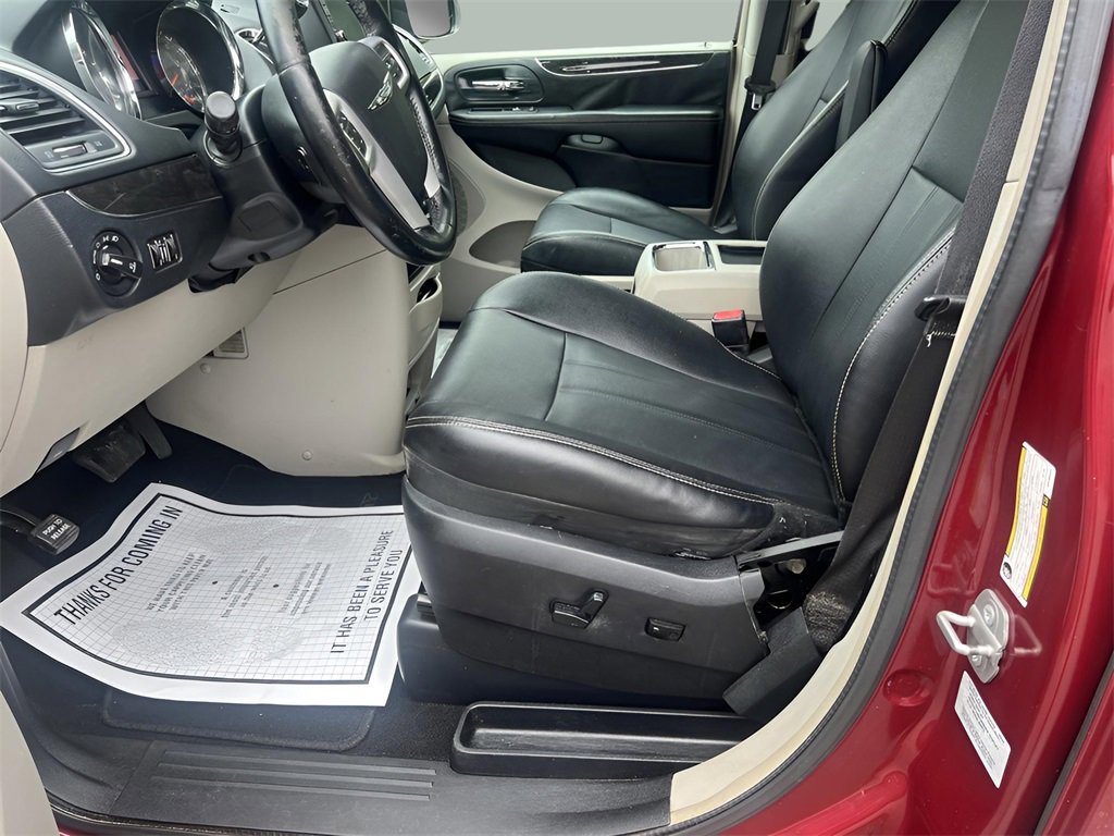 Used 2016 Chrysler Town & Country Touring image 18