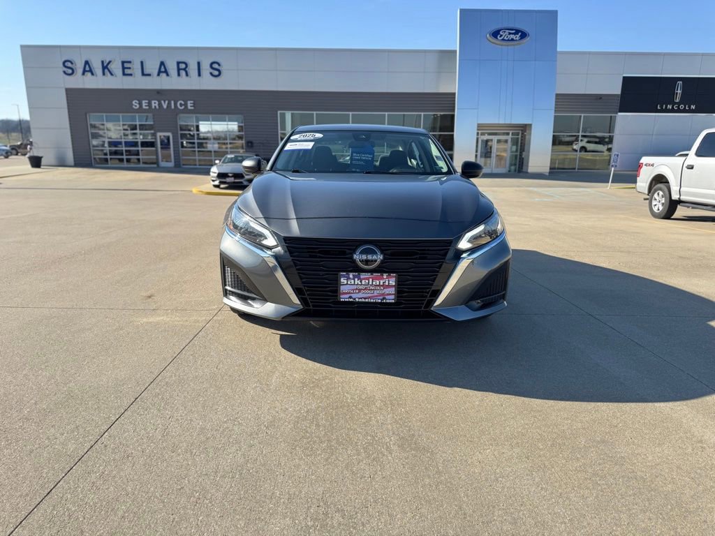 Used 2025 Nissan Altima 2.5 SV AWD/4WD image 2