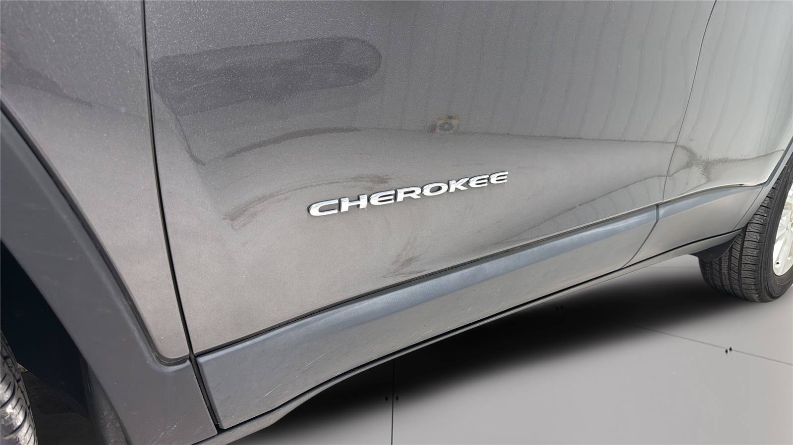 Used 2018 Jeep Cherokee Latitude Plus w/ Comfort/Convenience Group AWD/4WD image 32