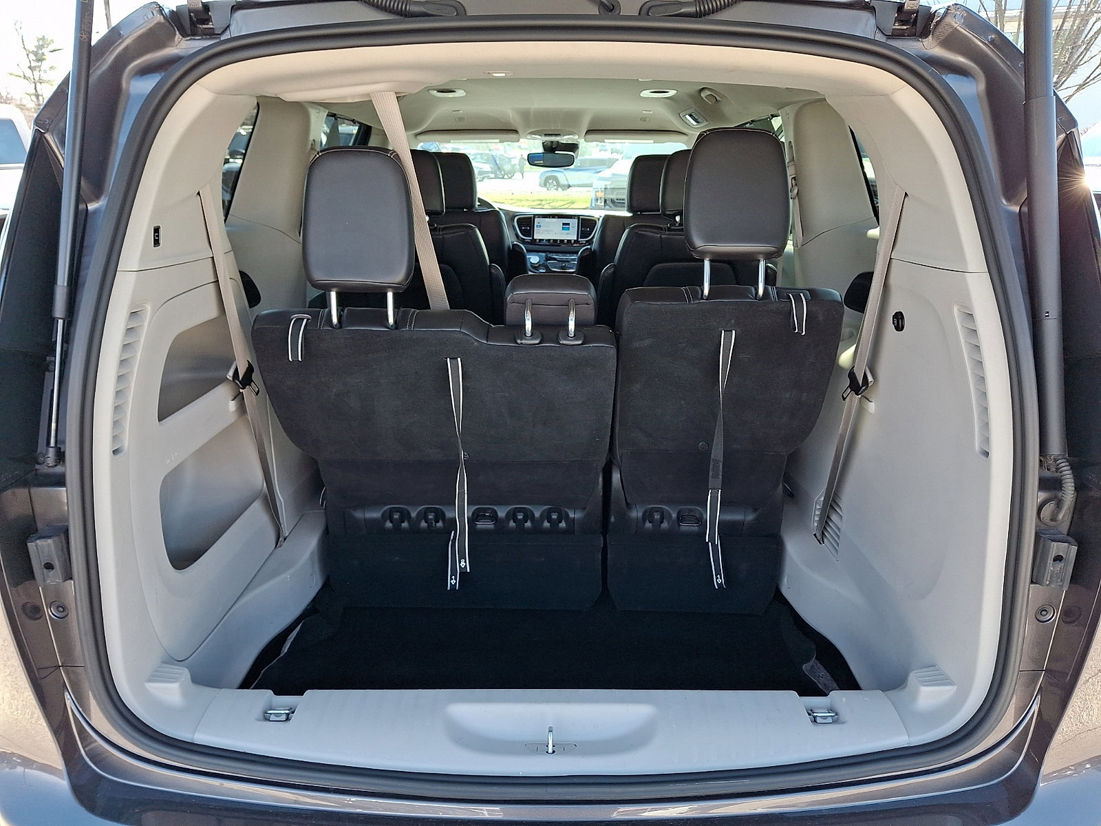 Used 2023 Chrysler Pacifica Touring-L image 31