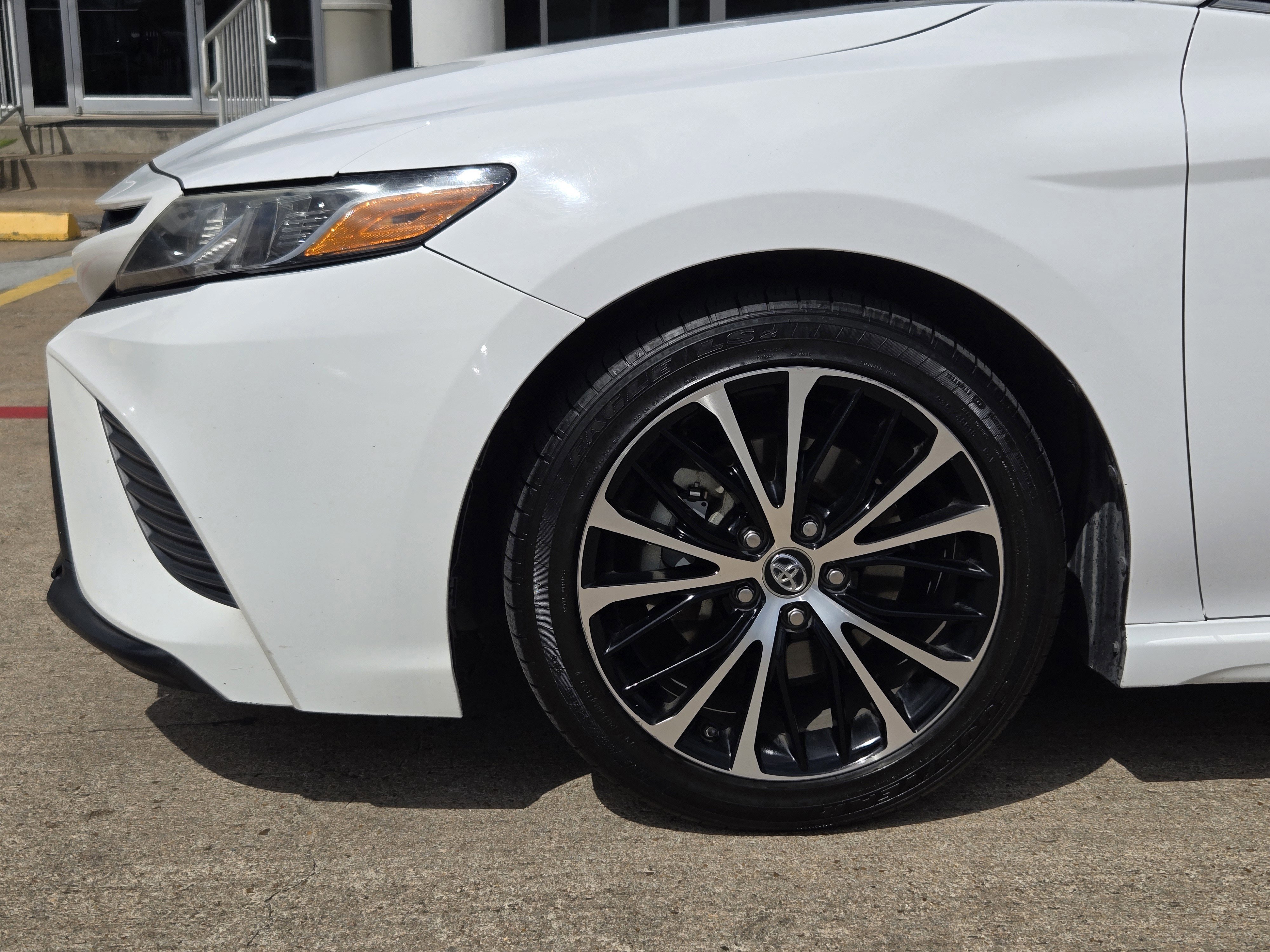 Used 2019 Toyota Camry SE image 5