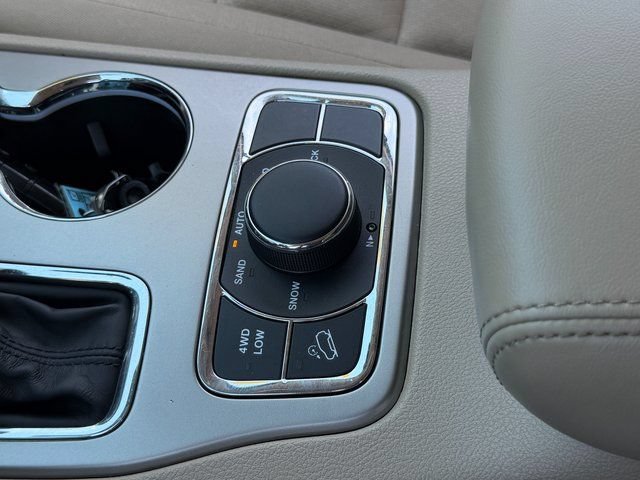 Used 2019 Jeep Grand Cherokee Laredo AWD/4WD image 22