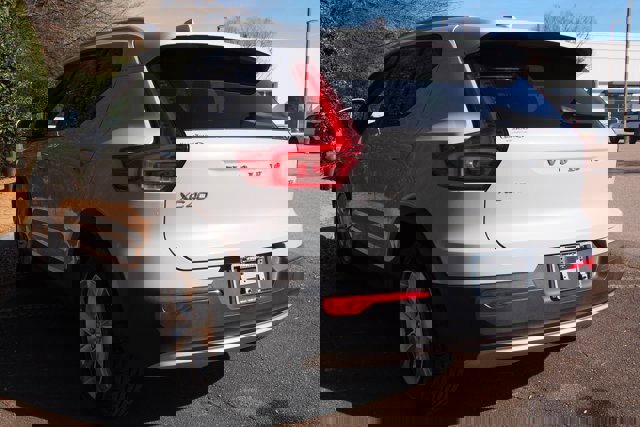 Used 2020 Volvo XC40 T4 Momentum image 3