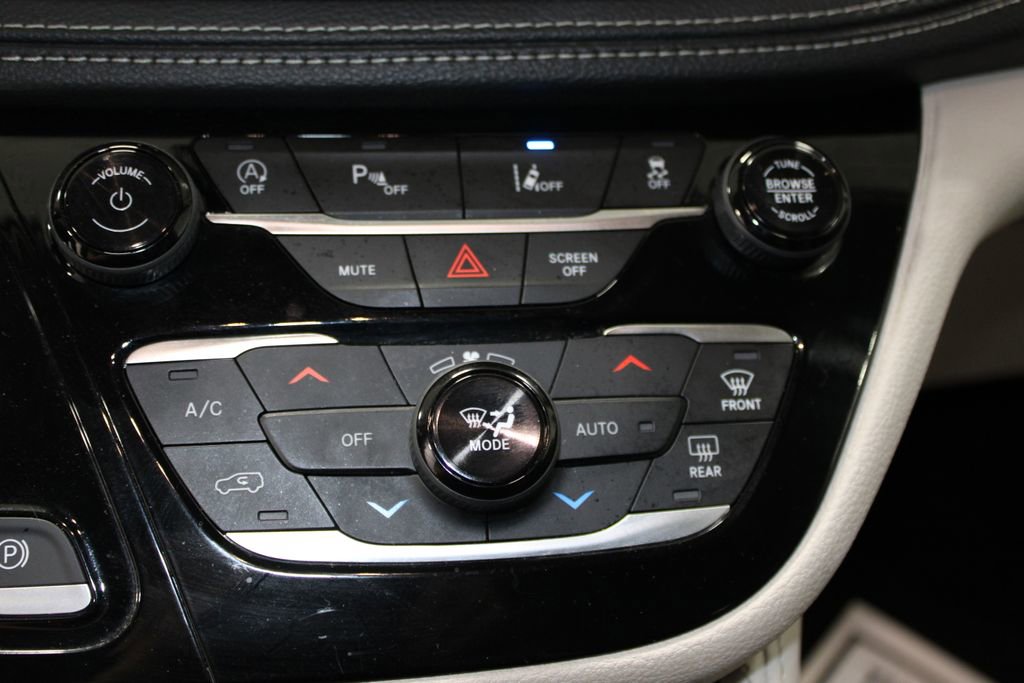 Used 2023 Chrysler Pacifica Limited FWD image 50