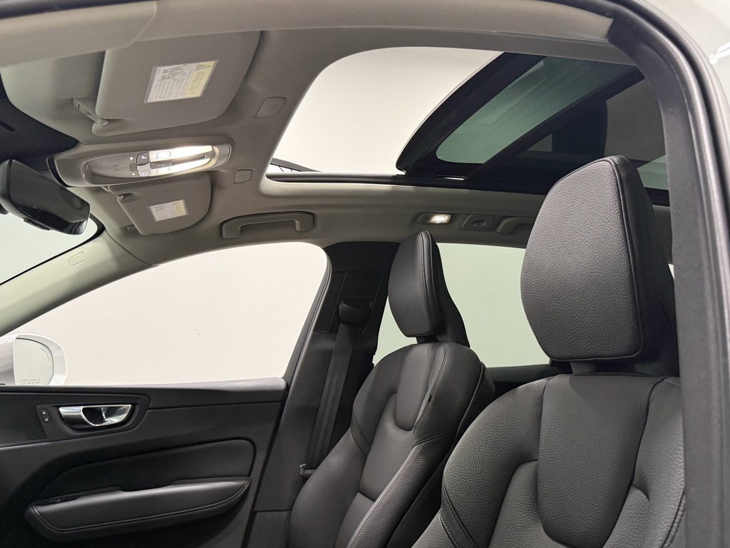 Used 2022 Volvo XC60 B5 Momentum image 27
