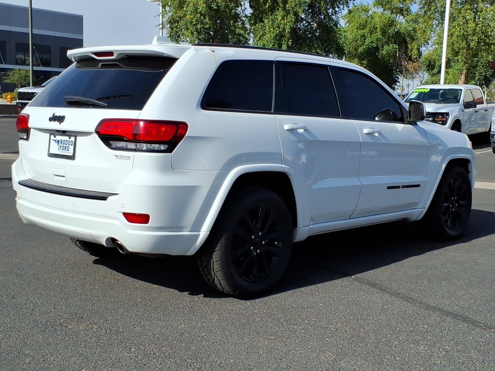 Used 2018 Jeep Grand Cherokee Altitude RWD image 5